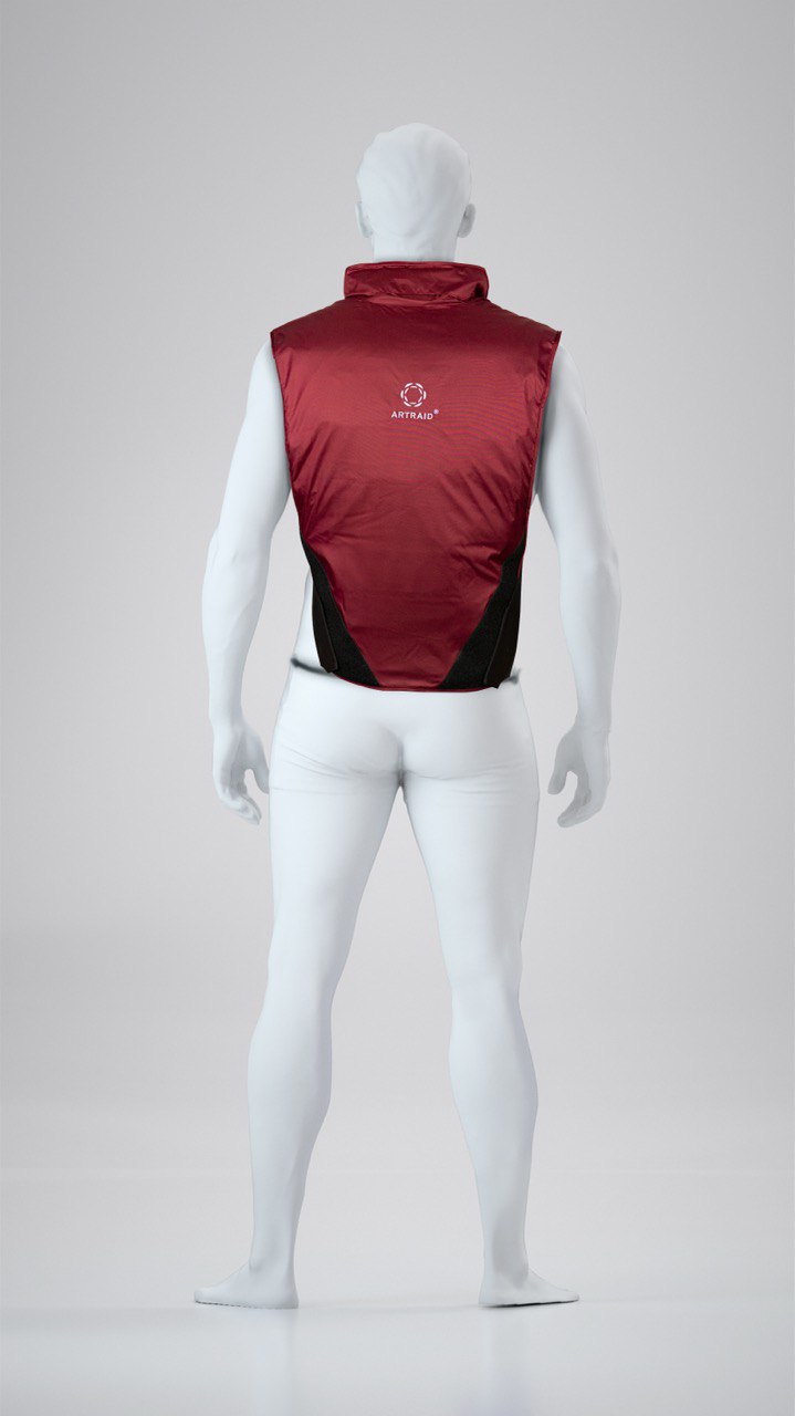 Liemenės naudojimo pavyzdys iš nugaros, manekenas dėvi ARTRAID terapinę liemenę, skirtą nugaros ir liemens sričiai apgaubti bei komfortui naudojimo metu.