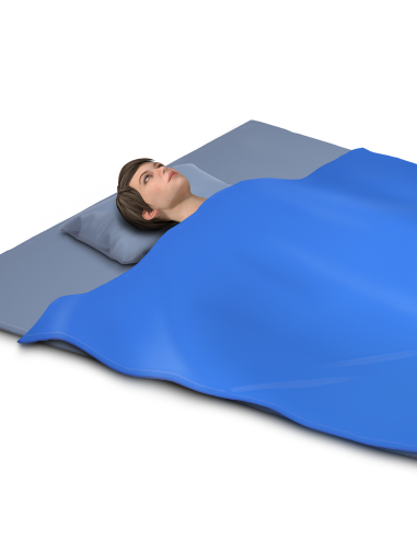 Antklodės naudojimo pavyzdys, žmogus guli užsiklojęs ARTRAID terapine antklode, skirta kūno apgaubimui ir komfortui poilsio metu.