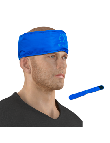 Galvos juostos naudojimo pavyzdys, vyras dėvi mėlyną ARTRAID galvos juostą, skirtą galvos sričiai apgaubti ir patogiam prigludimui naudojimo metu.