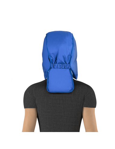 ARTRAID kepurė su ausų uždengimu, dėvėjimo pavyzdys iš nugaros, skirta galvos ir ausų sričiai uždengti bei komfortui naudojimo metu.