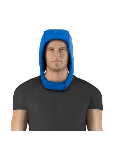 ARTRAID kepurė su ausų uždengimu, vyro dėvėjimo pavyzdys, skirta galvos ir ausų sričiai uždengti bei komfortui naudojimo metu, vaizdas iš priekio.