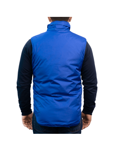 Liemenės naudojimo pavyzdys iš nugaros, vyras dėvi ARTRAID terapinę liemenę, skirtą nugaros ir liemens sričiai apgaubti bei komfortui naudojimo metu.