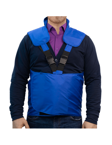 Liemenės naudojimo pavyzdys iš priekio, vyras dėvi ARTRAID terapinę liemenę, skirtą nugaros ir liemens sričiai apgaubti bei komfortui naudojimo metu.