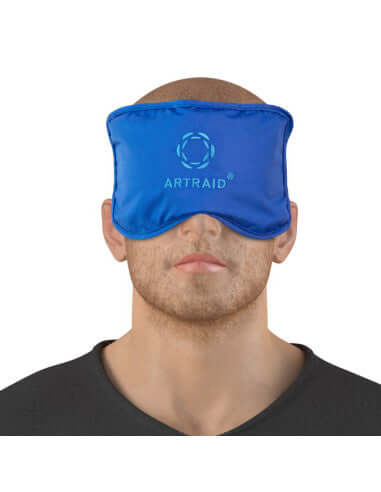 Vyras dėvi ARTRAID miego kaukę ant akių, skirtą šviesos blokavimui ir patogiam poilsiui miego metu, vaizdas iš priekio.