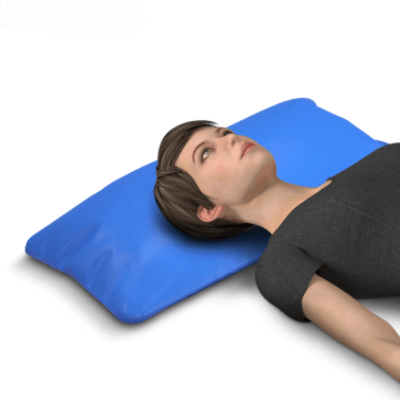 Pagalvės naudojimo pavyzdys, moteris guli ant ARTRAID pagalvės, kuri palaiko galvą ir kaklą poilsio metu.