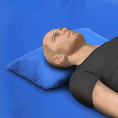 Pagalvės naudojimo pavyzdys, vyras guli ant ARTRAID pagalvės, kuri palaiko galvą ir kaklą poilsio metu.