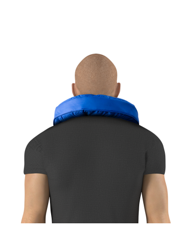 Kaklo pagalvėlės naudojimo pavyzdys iš nugaros, vyras dėvi ARTRAID kaklo pagalvę, skirtą kaklo sričiai palaikyti.