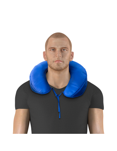 Kaklo pagalvės naudojimo pavyzdys, vyras dėvi ARTRAID kaklo pagalvę, skirtą kaklo ir pečių sričiai palaikyti bei komfortui poilsio metu.