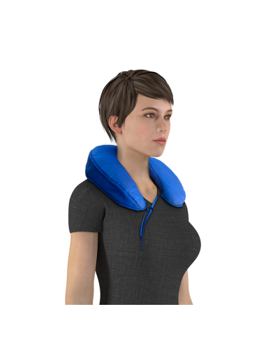 Kaklo pagalvės naudojimo pavyzdys, moteris dėvi ARTRAID kaklo pagalvę, skirtą kaklo ir pečių sričiai palaikyti bei komfortui poilsio metu.